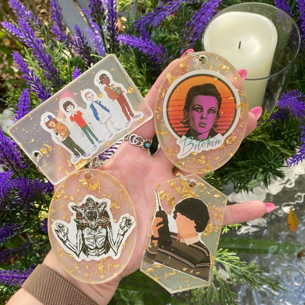 2 PACK Stranger Things Sticker & Gold Flakes Resin Keychains MYSTERY BUNDLE - Picture 6 of 16